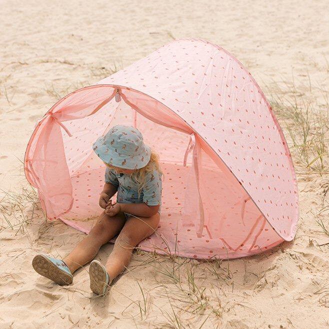 mini-beach-tent-pop-up-mosquito-repellent-strawberries-monneka-oneandonlybaby.gr