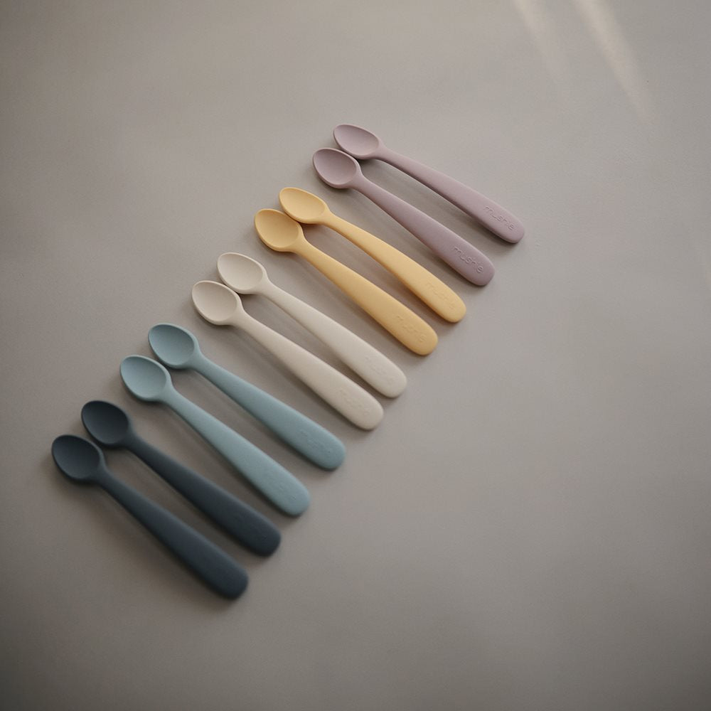 paidiko-koutali-siliconis-2-pack-silicone-feeding-spoons-pale-daffodil-mushie-oneandonlybaby.gr