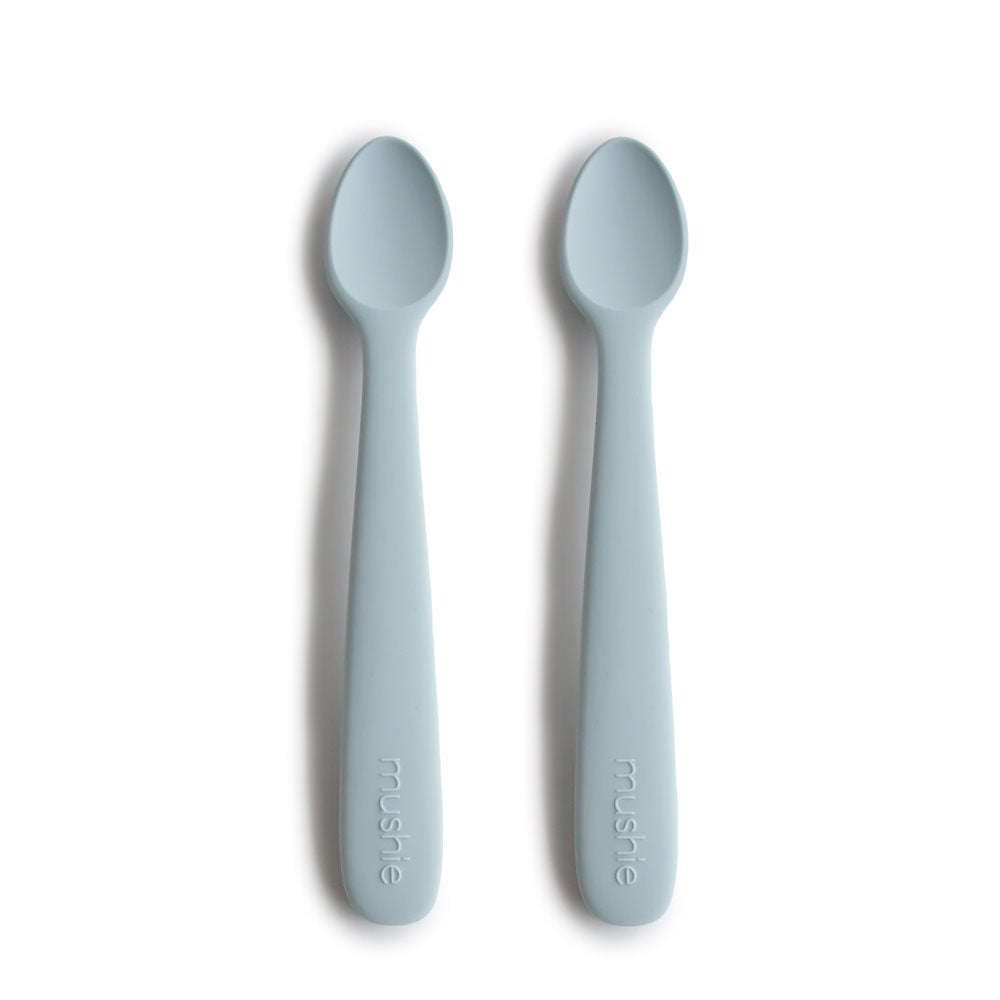    paidiko-koutali-siliconis-2-pack-silicone-feeding-spoons-powder-blue-mushie-oneandonlybaby.gr