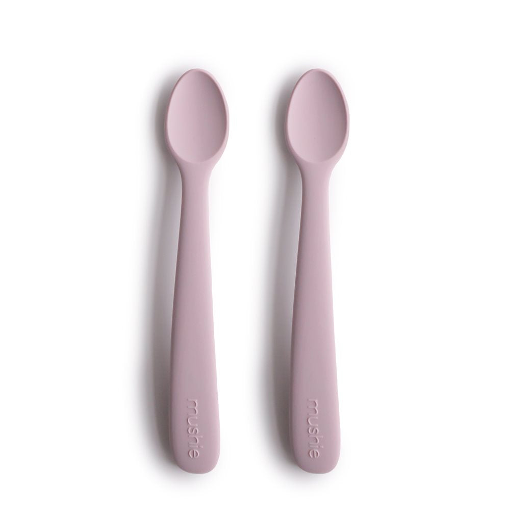paidiko-koutali-siliconis-2-pack-silicone-feeding-spoons-soft-lilac-mushie-oneandonlybaby.gr