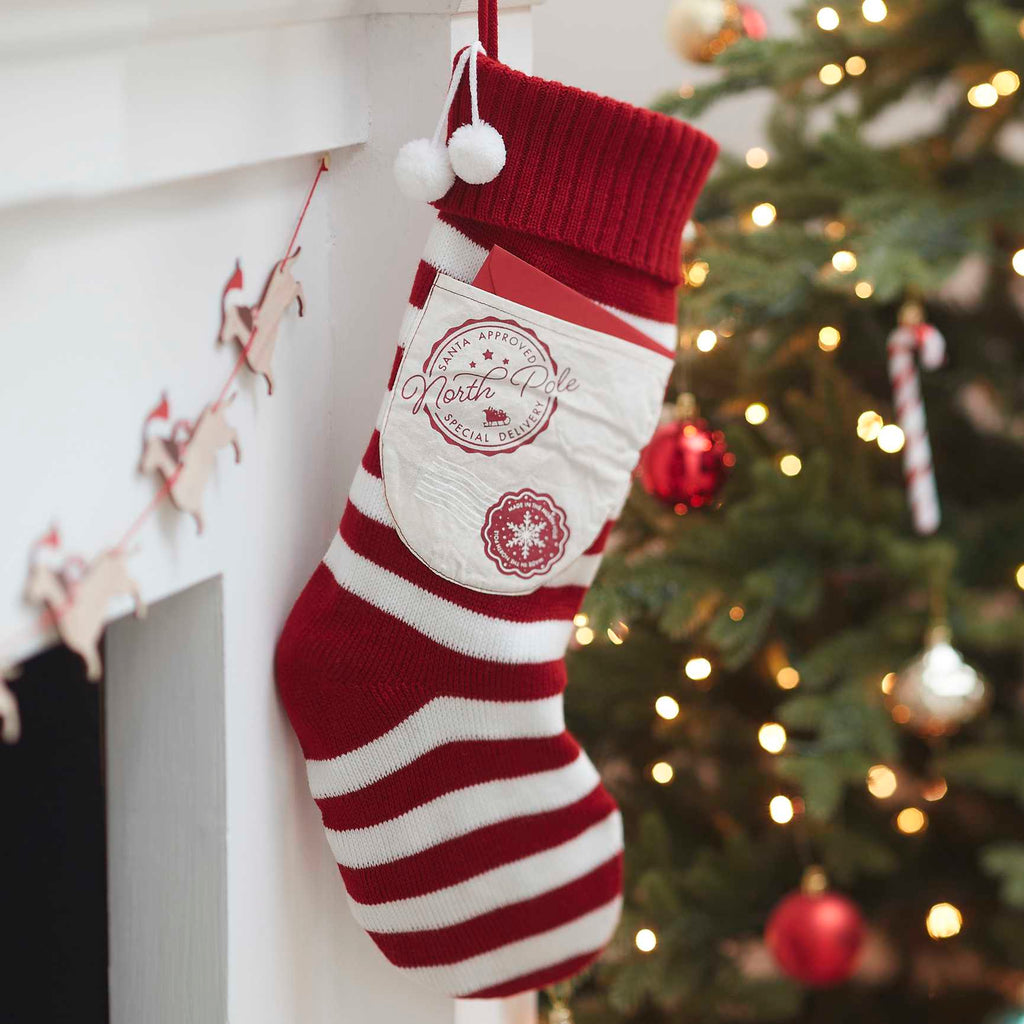    plekti-xristougenniatiki-kaltsa-metsepi-red-and-white-knitted-christmas-stocking-with-pocket-gingeray-oneandonlybaby.gr