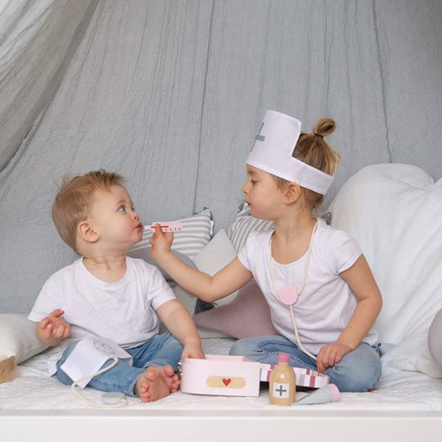 valitsaki-giatrou-me-xylina-ergaleia-doctors-bag-roz-jabadabado-oneandonlybaby.gr