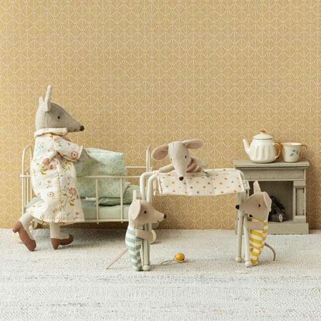 vrefiki-allaxiera-pontikwn-nursery-table-baby-mouse-off-white-maileg-oneandonlybaby.gr