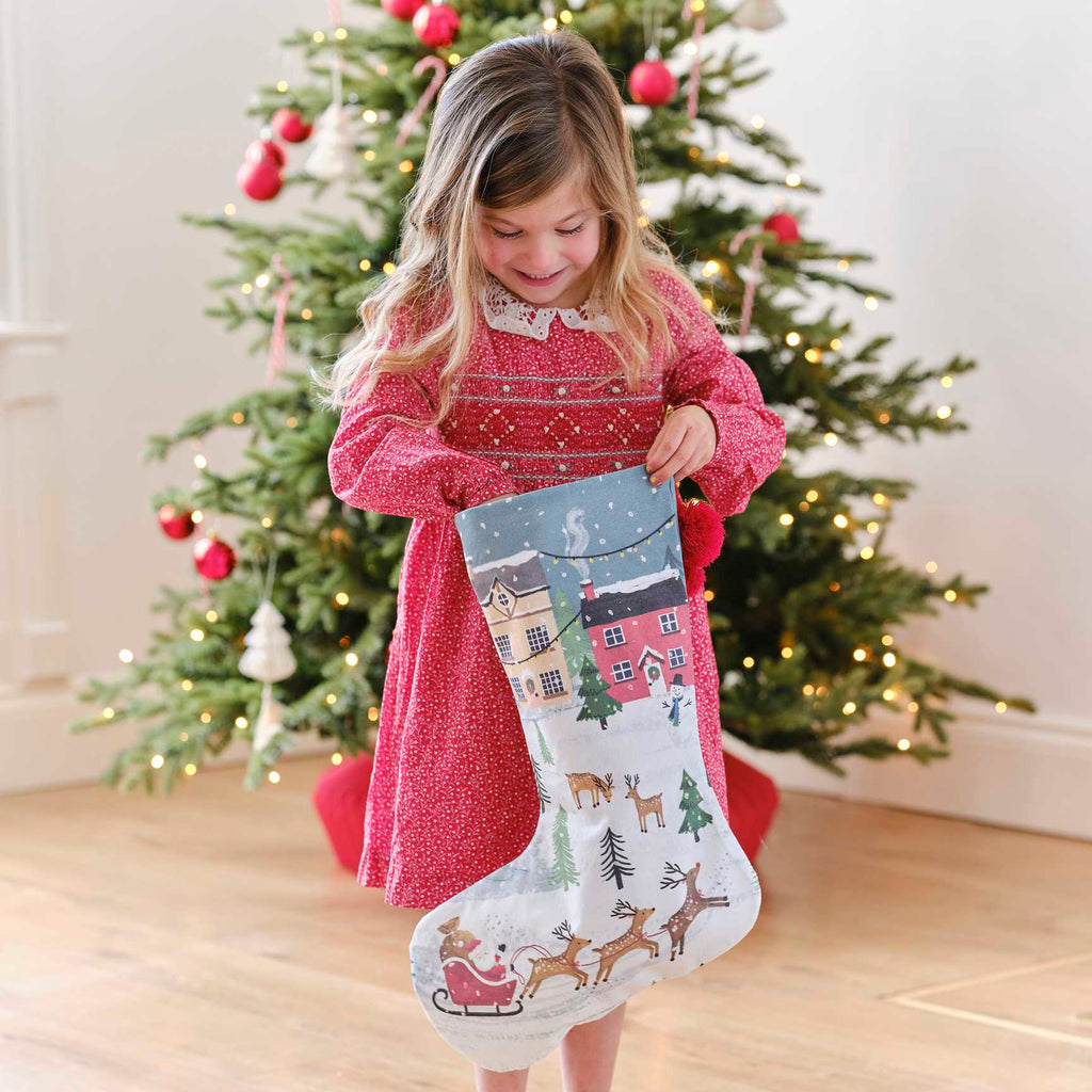 xristougenniatiki-kaltsa-giortinou-topiou-festive-scene-christmas-stocking-gingeray-oneandonlybaby.gr