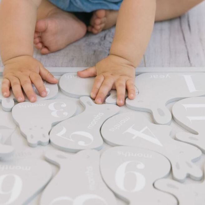 xylina-kounelakia-miniaias-fotografisis-wooden-milestone-bunnies-pearhead-oneandonlybaby.gr