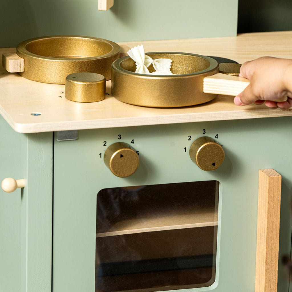 xylini-paidiki-kouzina-kids-wooden-kitchen-with-pots-green-jabadabado-1-oneandonlybaby.gr