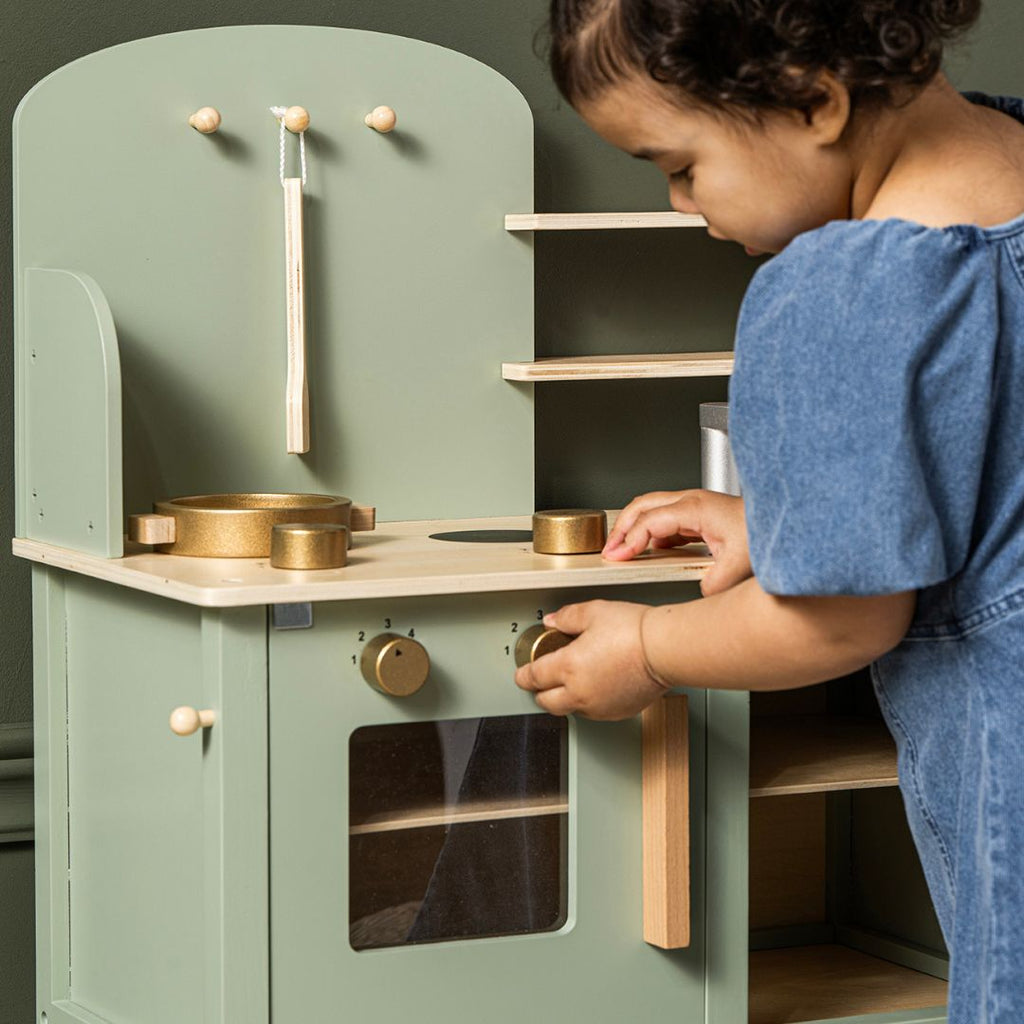 xylini-paidiki-kouzina-kids-wooden-kitchen-with-pots-green-jabadabado-1-oneandonlybaby.gr